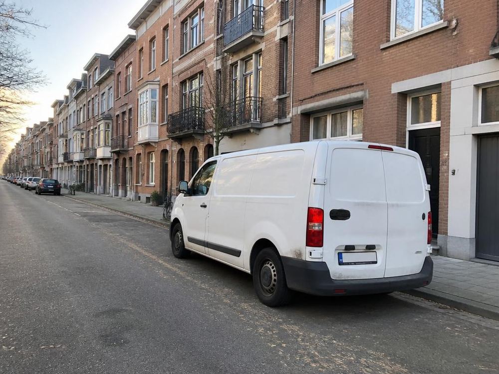 Camionnette d'intervention NUVIO garée dans une rue bruxelloise